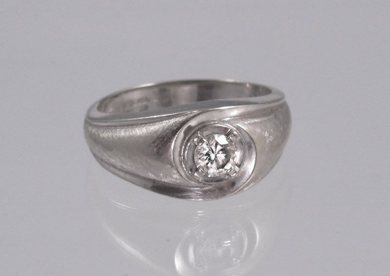 MANS .40 CT DIAMOND SOLITAIRE RING 14K GOLD 9 gr: MAN'S 14K GOLD AND .40 CT. DIAMOND SOLITAIRE RING: 14K white gold ring contains one round brilliant cut diamond. Weight: .40 Ct. Approx. Rated VS1 in clarity and G in color. The diamond is prong set. 