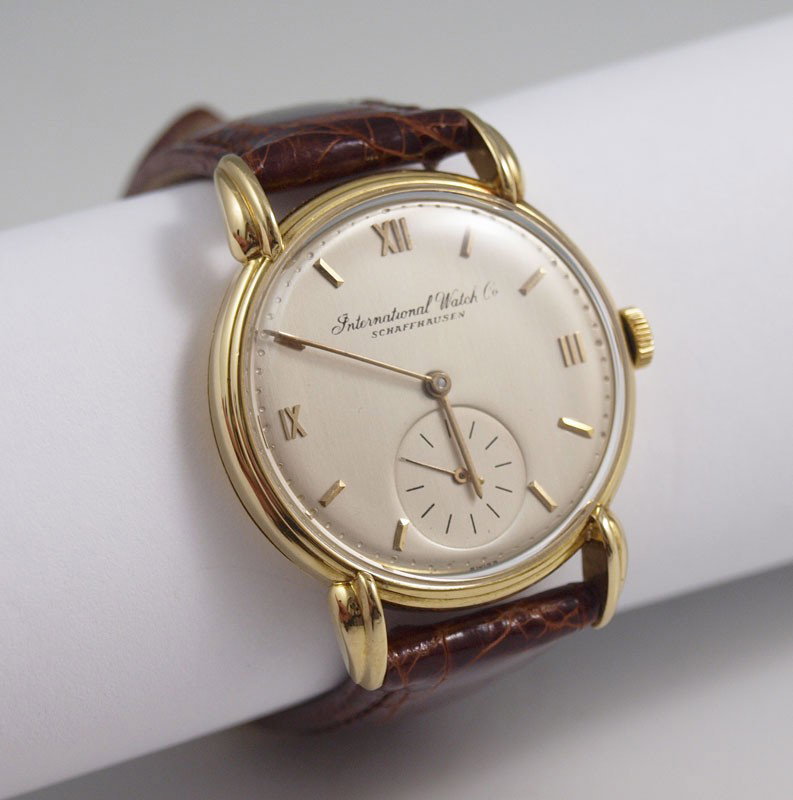 IWC SCHAFFHAUSEN 18K GOLD WATCH: 18K GOLD IWC SCHAFFHAUSEN GENTS WRISTWATCH: Ca 1941. 33 mm case with fancy lugs and original strap buckle. Signed on the case, movement, buckle and buckle pin. In good running order. IWC or Internatio