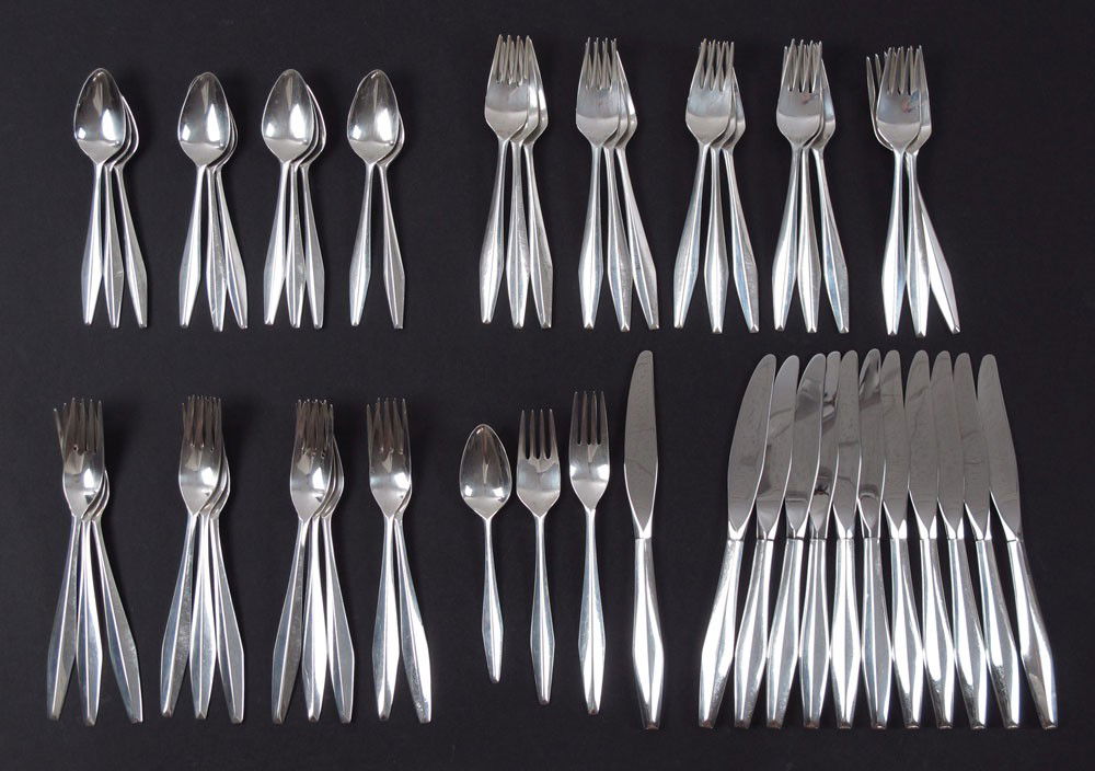 GIO PONTI REED & BARTON DIAMOND STERLING FLATWARE: GIO PONTI REED & BARTON DIAMOND STERLING FLATWARE SERVICE: Approx. 52 pieces in the Diamond pattern by Reed & Barton and designed by famed Italian architect Gio Ponti to include 12 forks (7 1/2''), 16
