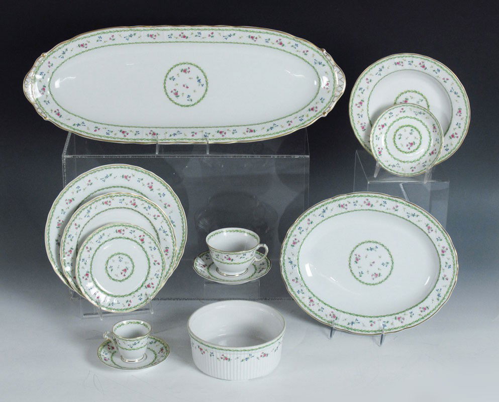 FRENCH LIMOGES ARTOIS FINE CHINA: FRENCH LIMOGES ARTOIS PATTERN FINE CHINA: Bernardaud & Co. fine china in a crisp fresh design. Approx. 95 pieces to include a 22'' fish platter, souffle dish, 12 1/2'' platter, 11 dinner plate (10 1/2