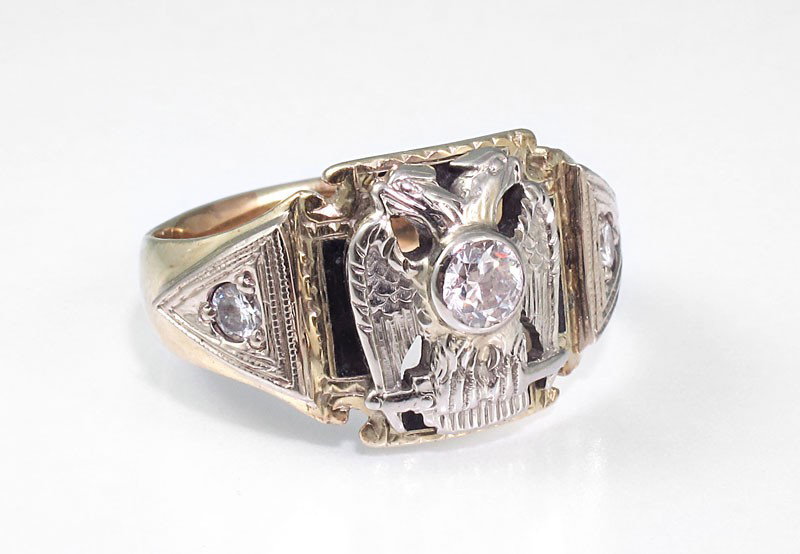 SCOTTISH RITE MASONIC DIAMOND RING 14K gold .50 : SCOTTISH RITE MASONIC DIAMOND RING: 14K yellow gold fraternal ring centering an eagle with three round brilliant cut diamonds, all totaling .50 Ct. Approx. The diamonds average VS-SI in clarity and G-