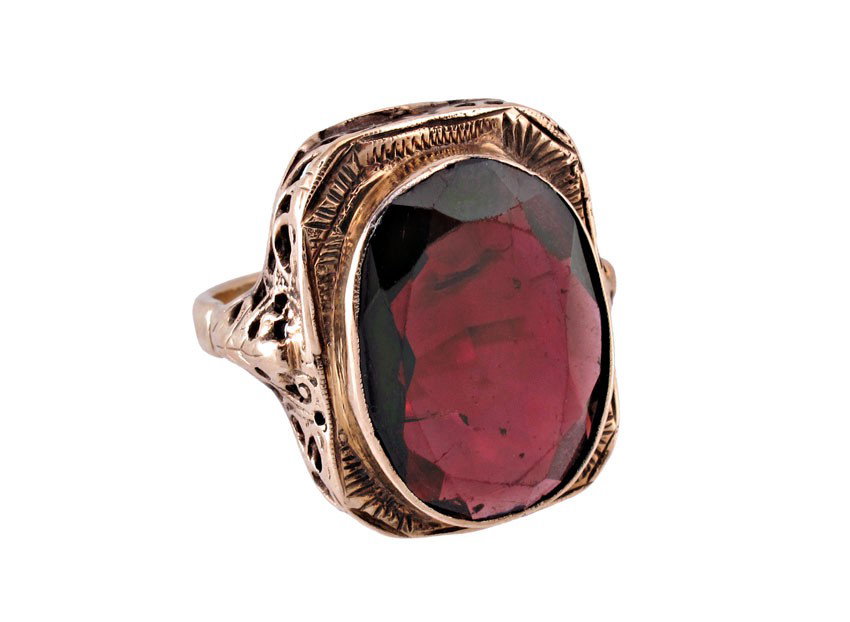 8 CT GARNET RING FILIGREE 4k SIZE 8: VINTAGE 14K GARNET RING: 14K yellow gold ring contains one oval mixed cut rhodolite garnet. Weight: 8.00 Ct. Approx. The garnet is fractured. Filigree gallery. The garnet is bezel set. Weight: 7.2 gra