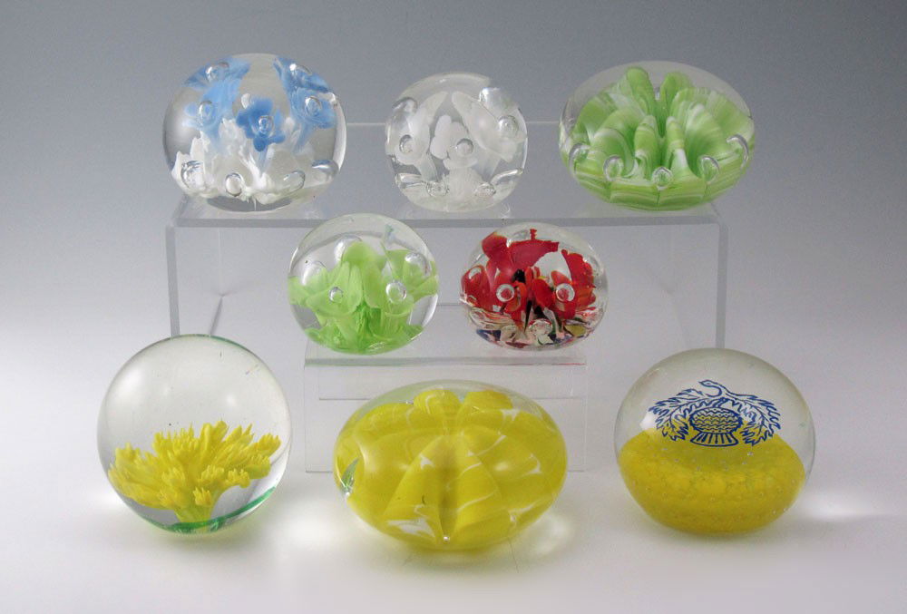 8 AMERICAN PAPERWEIGHTS ST. CLAIR , MILLVILLE, DAV: MIXED GROUP OF 8 AMERICAN ART GLASS PAPERWEIGHTS: Four hot pressed signed Joe St. Clair, 2 1/2" - 4". Two Maude and Bob St. Clair, the red and blue, 2 1/2" and 3 1/2". Yellow carpet with thistle, made