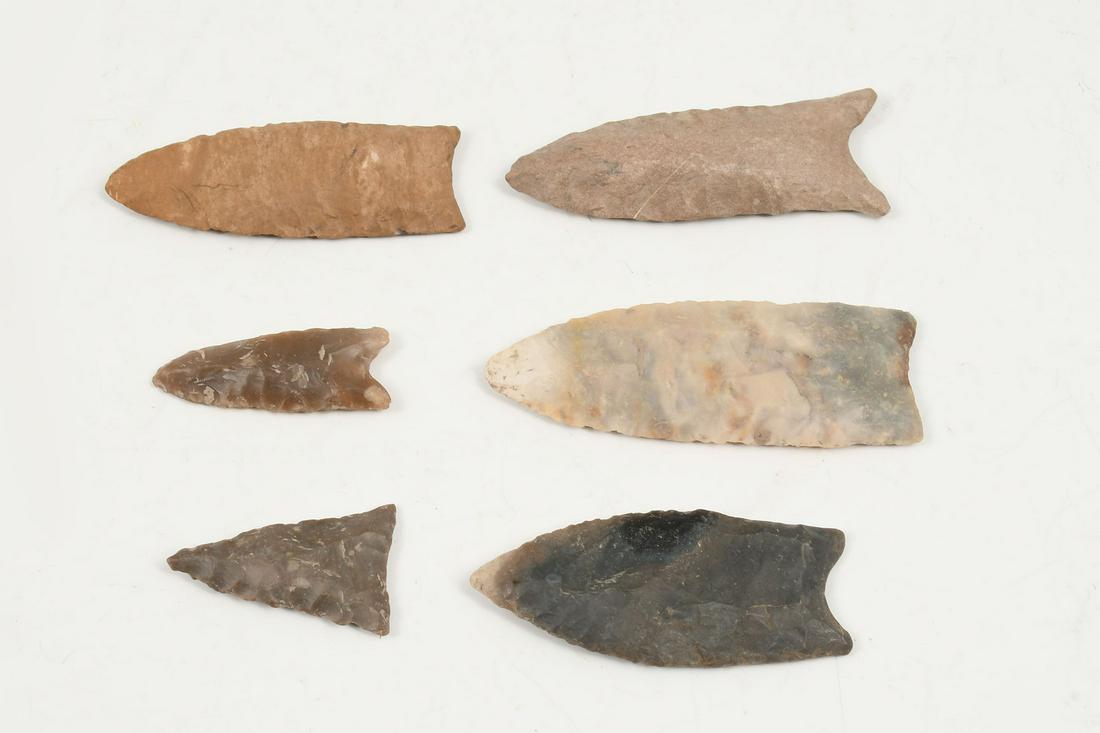 CASE OF 16 NATIVE AMERICAN INDIAN ARROWHEADS (1 of 4)