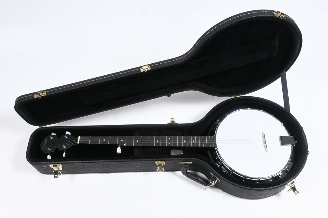 JOHNSON BANJO IN CASE (1 of 6)