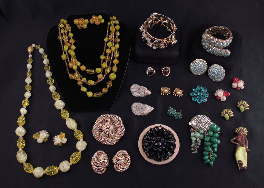 ESTATE COSTUME JEWELRY CARNEGIE HASKELL CAVINESS +: TRAY LOT OF ESTATE COSTUME JEWELRY: HATTIE CARNEGIE two pair earrings, two different yellow necklace and earring sets; ALICE CAVINESS brooch and earring set; MIRIAM HASKELL green grape brooch; GERMAN