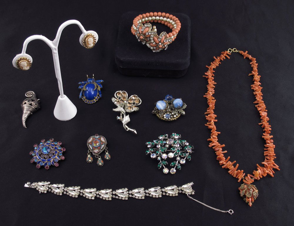 COSTUME JEWELRY HASKELL AUSTRIAN WEISS LISNER: TRAY LOT OF COSTUME JEWELRY: To include, MIRIAM HASKELL ''Pearl & Coral'' cuff bracelet, AUSTRIAN crystal brooch, micro mosaic pin, WEISS enamel and rhinestone brooch, blue bug brooch, coral necklace