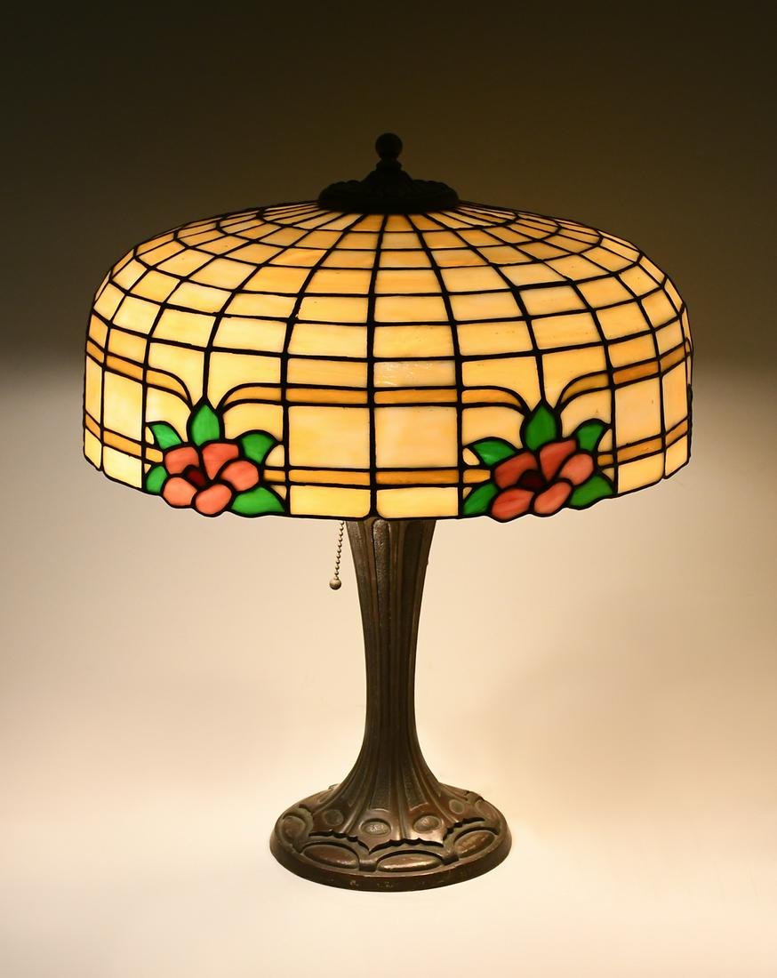 LEADED GLASS HIBISCUS MOTIF TABLE LAMP (1 of 7)