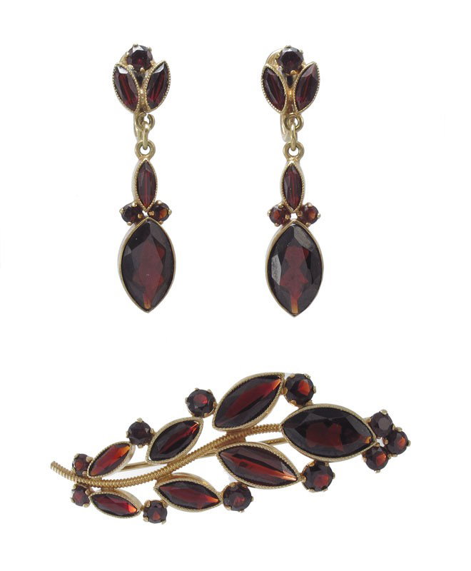 ANTIQUE 14K GARNET BROOCH & EARRINGS 11.1 GR: 14K ANTIQUE GARNET BROOCH / EARRING SUITE: 14K yellow gold brooch and earring set contains round and marquise cut garnets. Weight: 20.00 Ct. Approx. The garnets are bezel and prong set. Bar pin closur
