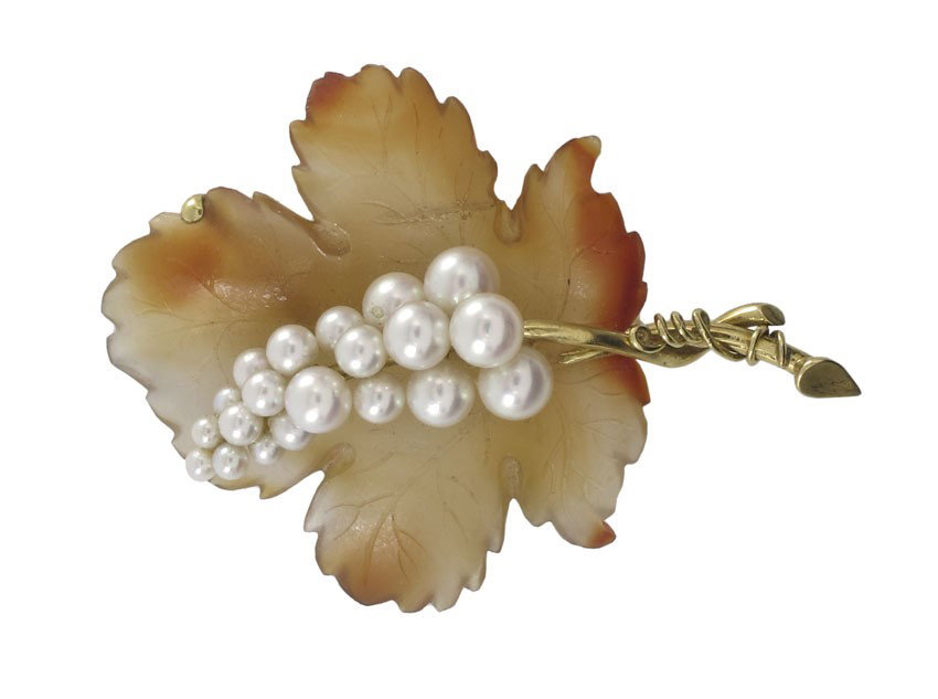 18K GOLD CHALCEDONY & PEARL LEAF PIN: 18K LEAF PIN WITH PEARLS: 18K yellow gold leaf pin of carved chalcedony and 20 3.00-5.00 mm cultured pearls, white in color with high luster. The leaf has been repaired. Bar pin closure. Approx. 2.5''