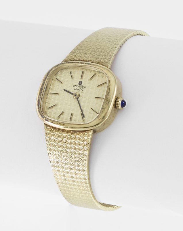 UNIVERSAL GENEVE 14K GOLD: UNIVERSAL GENEVE 14K LADIES WATCH AND BAND: Ca. 1990. 14K yellow gold ladies wristwatch with 14K mesh band. The Swiss made quartz movement is in running order. The case is Italian made. Champagne dial