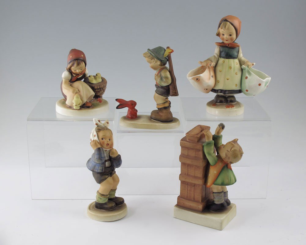 HUMMEL FIGURINES 5 FULL BEE MARKS: HUMMEL FIGURINES - 5 FULL BEE MARK: To include, SENSITIVE HUNTER #6/0, Germany, 5''h., flea bites to tip of feather; MOTHER'S DARLING #175, Germany, 6''h.; BOY WITH TOOTHACHE #217, Germany Copr W Goeb