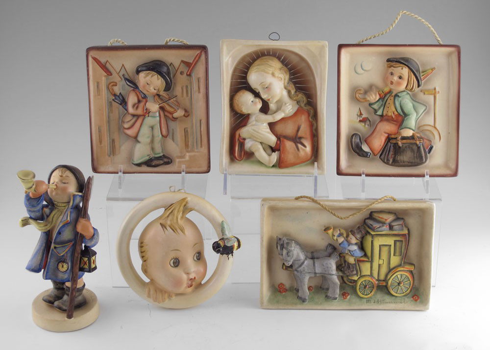 6 HUMMEL - 5 WALL PLAQUES & 1 HEAR YE HEAR YE FIGU: HUMMEL 5 PLAQUE 1 FIGURINE: 5 wall plaques with TMK 1 Full Crown mark - THE MAIL IS HERE #140, 4 1/2'' x 6 7/8'' x 1''; BA-BEE RING #30/0 A, 5'' dia, 1 1/2''h. to wing tip; MERRY WANDERER #92, 5 1/2''