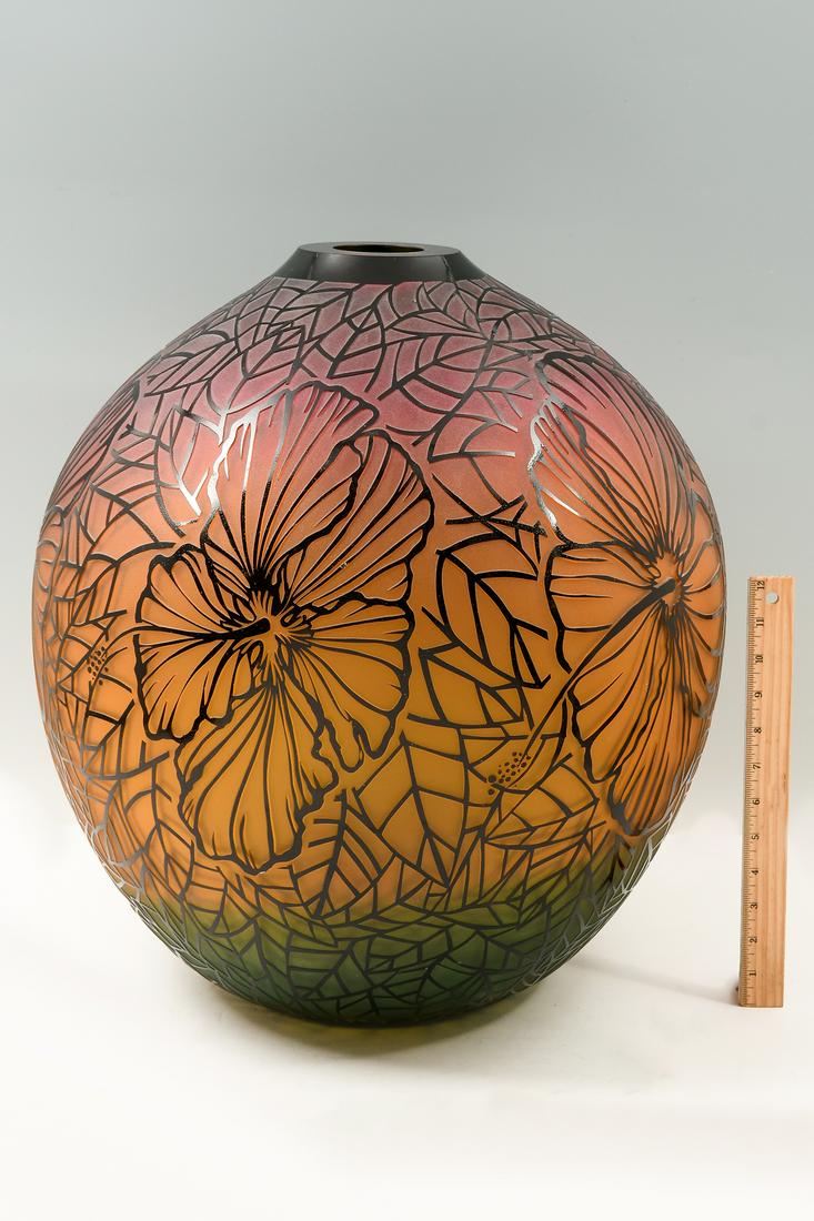 LARGE DUNCAN MCCLELLAN "HIBISCUS" ART GLASS VASE (1 of 6)