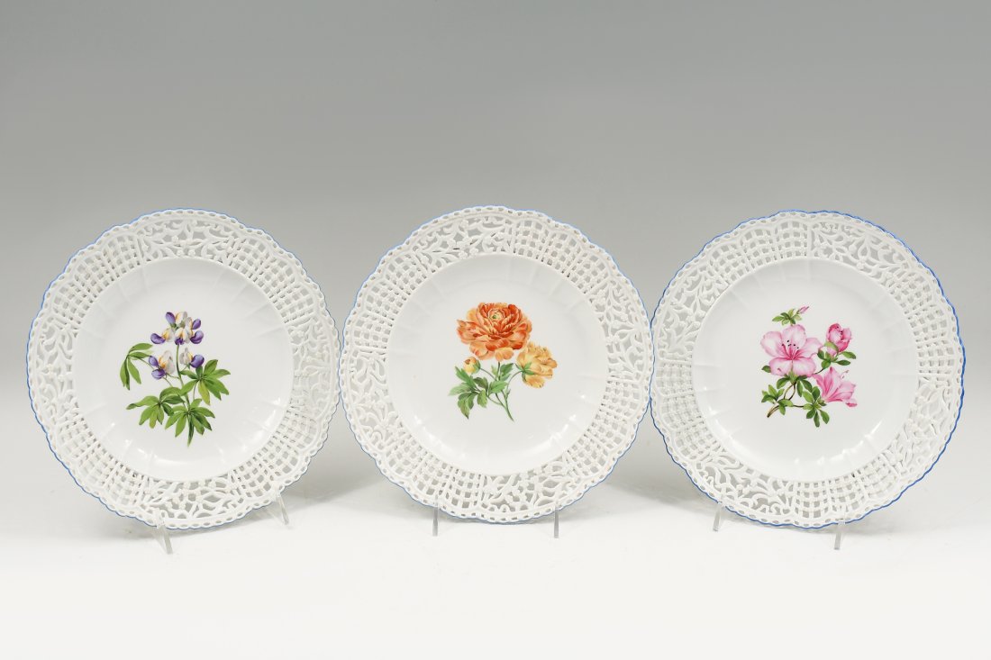 3 PC MEISSEN RETICULATED PLATES: 3 PC MEISSEN RETICULATED PLATES: Three Meissen reticulated cabinet plates with hand-painted floral centers. Each having an intricately pierced border painted blue around the outer rim. Each has a blue