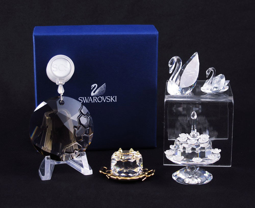 5 SWAROVSKI CRYSTAL CAKE EARTH SWANS: 5 SWAROVSKI CRYSTAL FIGURINES: To include, SCS Member Ornament 2010 EARTH 9100 00 156, Smoky Quartz, Heinz Tabertshofer, new in box with sleeve and cert; 1995 Renewal SWAN 003-003802, Anton Hirzinger,
