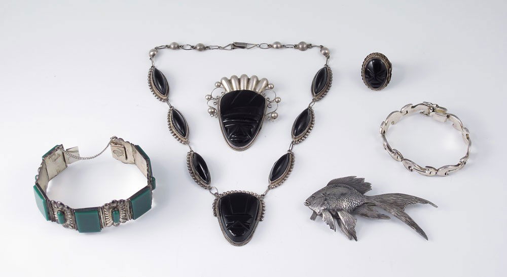 MEXICAN STERLING OBSIDIAN AND CHRYSOPRASE JEWELRY: MEXICAN STERLING OBSIDIAN AND CHRYSOPRASE JEWELRY: 6 pieces to include 1) Goldfish pin marked CARLOS 800, 3 5/8" long. 2) Illegibly hallmarked obsidian mounted necklace, 15 1/2" l. 3) Unsigned carved