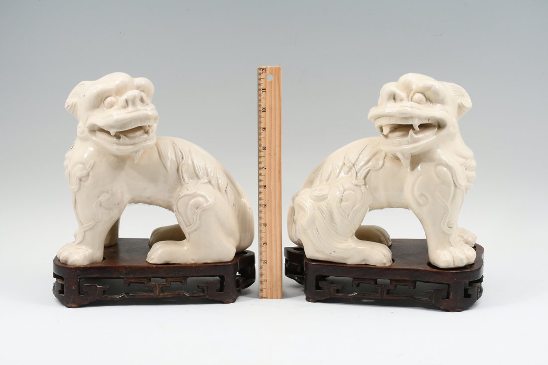 OPPOSING PAIR CHINESE PORCELAIN FOO DOGS W/ BASES (1 of 5)