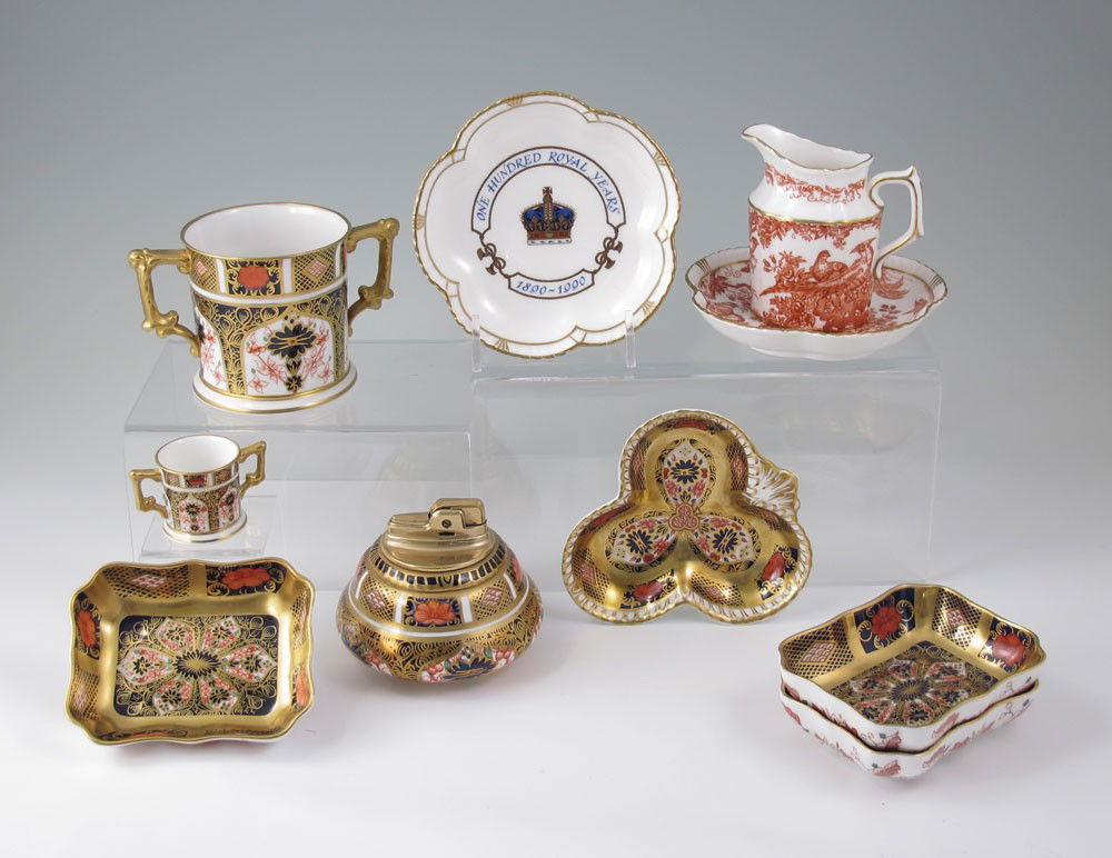 CROWN DERBY OLD IMARI, AVES & GIBSON SIGNED DISH: 10 PC ROYAL CROWN DERBY FINE CHINA PIECES: To include in the Old Imari 1128: The 3" and miniature 1 1/4" loving cups, Ronson exclusive table lighter and 4 pin trays. A commemorative dish signed by Hug