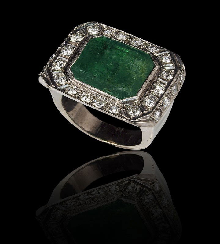 18K 7.53 CT EMERALD AND 1.08 CT DIAMOND RING: 18K 7.53 CT EMERALD AND DIAMOND RING: 14K white gold ring centers one emerald cut emerald. Weight: 7.53 Ct. Approx. Rated SI in clarity (Type III), G in Hue, 4-5 in Tone and 4 in Saturation. 26 round
