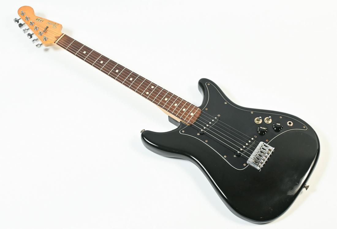 BLACK FENDER LEAD II ELECTRIC GUITAR IN CASE (1 of 10)