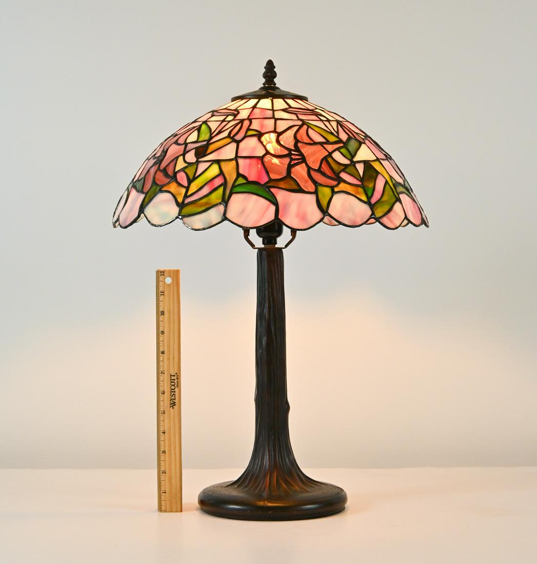 FLORAL MOTIF LEADED GLASS TABLE LAMP (1 of 5)