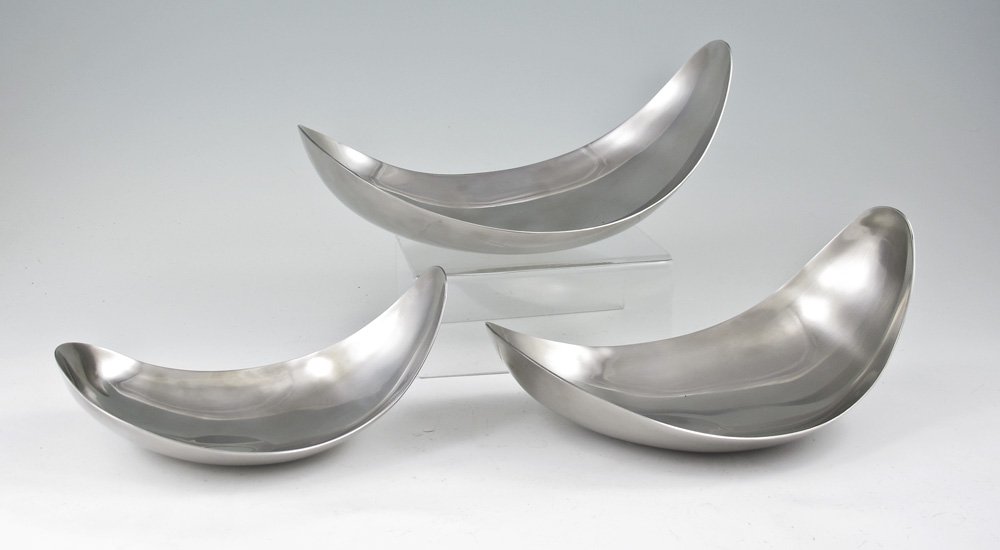 3 GEORG JENSEN STAINLESS BOWLS: 3 GEORG JENSEN STAINLESS BOWLS: Set of 3 graduated abstract form stainless steel bowls by Georg Jensen, Denmark. Largest measures 3 7/8'' h. x 8 3/4'' x 5 1/8''.