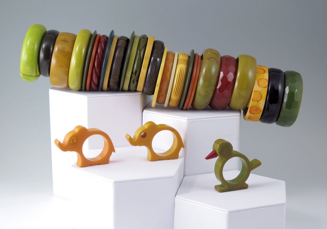 31 pc MEGA LOT BAKELITE BANGLES AND NAPKIN RINGS: MEGA LOT BAKELITE BANGLES AND NAPKIN RINGS: 28 bangle bracelets and 3 animal napkin rings. The bracelets are carved, flat, fat, and faceted.