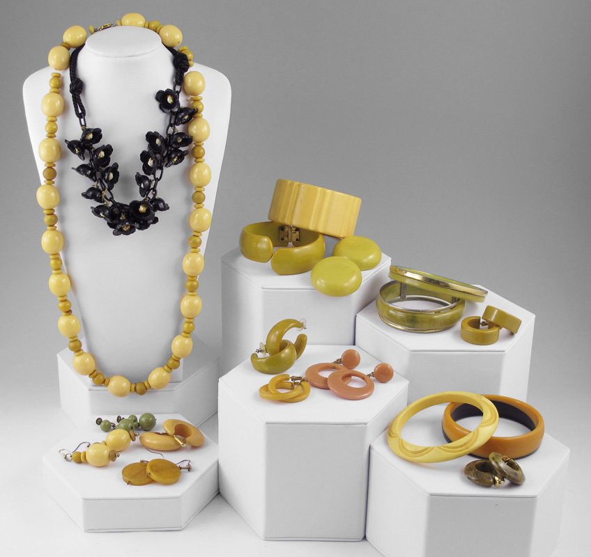 TRAY LOT BAKELITE AND PLASTIC BANGLES AND EARRINGS: TRAY LOT BAKELITE AND PLASTIC BANGLES AND EARRINGS: A beaded necklace, 29"L, with matching earrings. Black flowers on black chain and cloth cord necklace (no clasp), 6 bangle bracelets, one is hinged,