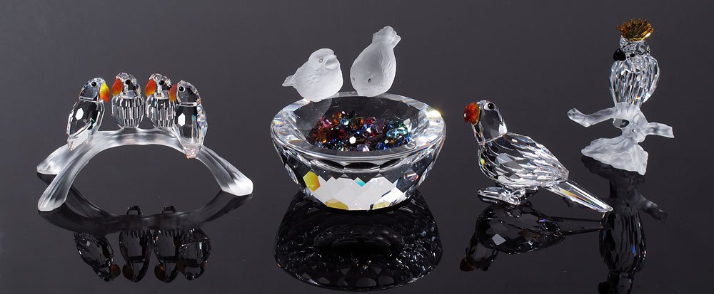 SWAROVSKI CRYSTAL 4 FEATHERED BEAUTIES FIGURINES: SWAROVSKI CRYSTAL 4 FEATHERED BEAUTIES FIGURINES: COCKATOO, 7621 000 007, Heinz Tabertshofer, 2001-2006; PARROT, 7621 000 009, Michael Stamey, 2002-2009; BIRD BATH with decorative stones, 7460 108 000