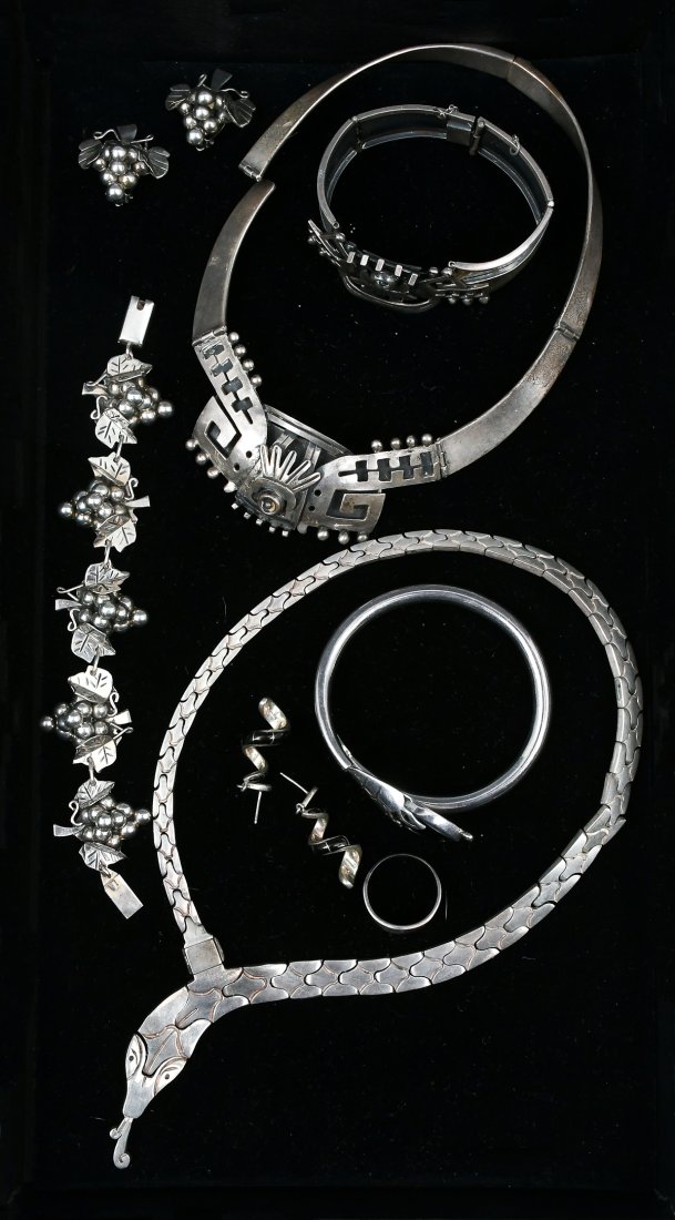 STERLING SNAKE NECKLACE WITH MAKERS MARK JEWELRY LOT: STERLING SNAKE NECKLACE WITH MAKERS MARK JEWELRY LOT: This Mexican sterling silver jewelry collection includes an articulated snake-form necklace approx. 16" in length. Accompanied by a Taxco snake-fo