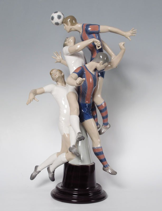 501 LLADRO SOCCER PLAYERS 1266 RARE!
