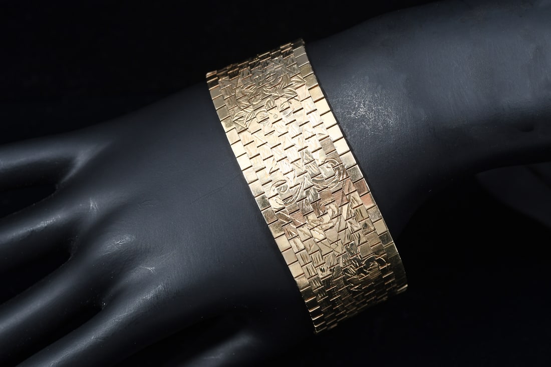 14K ENGRAVED Z&F TILE BRACELET: 14K ENGRAVED Z&F TILE BRACELET: Crafted by Zelman & Friedman, this polished 14K gold brick-link bracelet has a floral design engraved on the surface. It measures approx. 7.5'' in length when laid flat