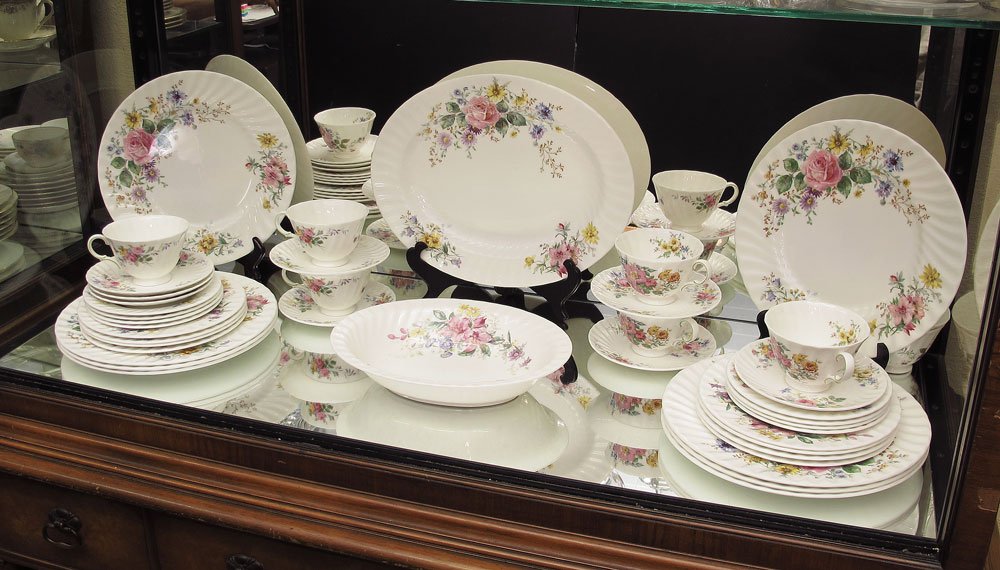 ROYAL DOULTON "ARCADIA" CHINA SERVICE FOR 8: ROYAL DOULTON "ARCADIA" CHINA SERVICE: Service for 8 in the Arcadia pattern by Royal Doulton, approx. 42 pieces to include 8 dinner plates (10 1/2"), 8 salad plates, 8 bread and butter plates, 8 cups 