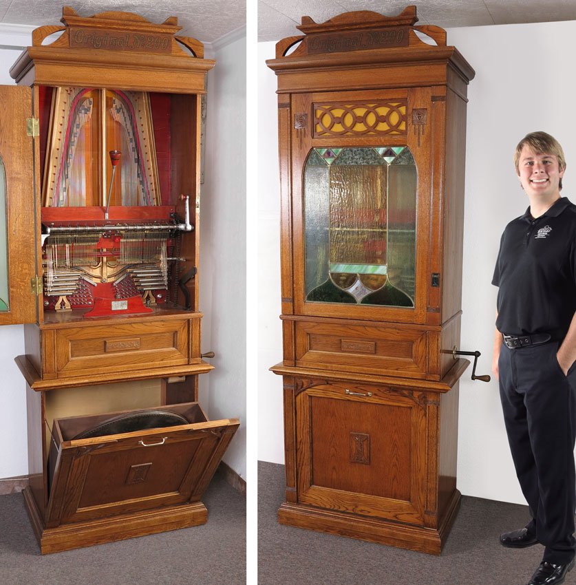 LOCHMANN 24 1/2'' UPRIGHT MUSICAL DISC PLAYER: LOCHMANN 24 1/2'' UPRIGHT MUSICAL DISC PLAYER: German ''Original 200'' disc player by Lochmann. 2 combs with 10 bells, Weight driven coin operated mechanism takes German 10 pfenning coins. Oak case, p