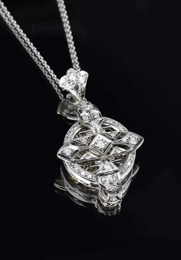 PLATINUM DIAMOND PENDANT ON CHAIN (1 of 8)