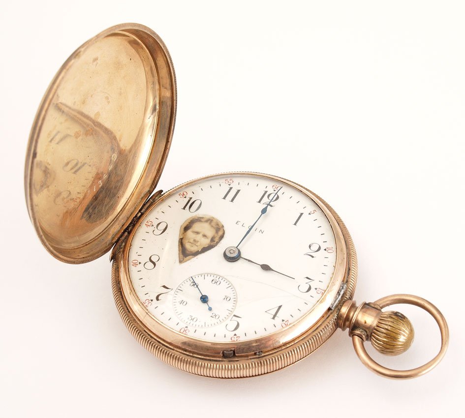 ANTIQUE ELGIN GF HUNTERS CASE POCKET WATCH SZ 18: ELGIN HUNTERS CASE POCKET WATCH CA. 1900: Gold filled size 18 case, engrave design, no monogram. 7 jewel mechanical lever action movement, not working. Serial number 13152355. Railroad style spade mar