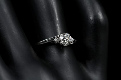 18K WHITE GOLD DIAMOND SOLITAIRE RING