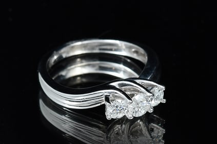 10K 3-STONE DIAMOND RING