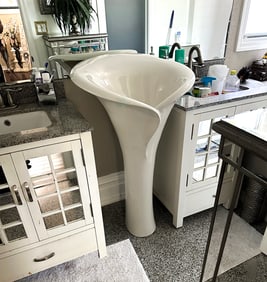 CALLA LILY FORM PORCELAIN PEDESTAL SINK