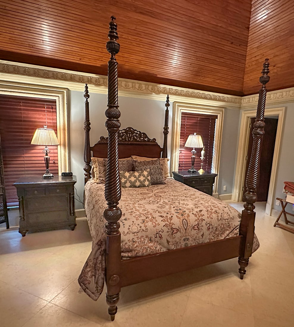 LEXINGTON MAHOGANY 4 POSTER QUEEN SIZE BED: LEXINGTON MAHOGANY 4 POSTER QUEEN SIZE BED: Selling only the bed, not the bedding. Does not include mattresses. Matches Lot 1177. Approx. 95" h x 91" l x 63.5" w.