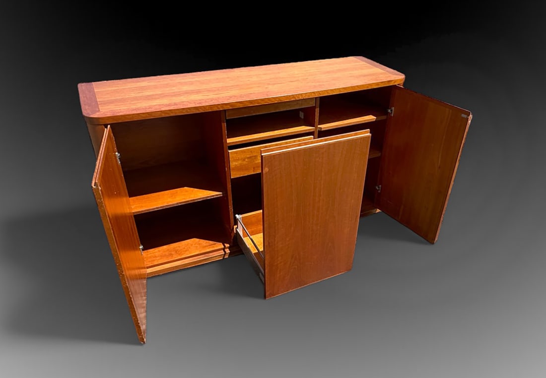 SKOVBY KIRSEBAER MCM DANISH MODERN SIDEBOARD: SKOVBY KIRSEBAER MCM DANISH MODERN SIDEBAORD CREDENZA / BAR CABINET: Danish Skovby Teak server, having a central drawer that opens to reveal a Cocktail prep area with 2 cup holders, over single drawer