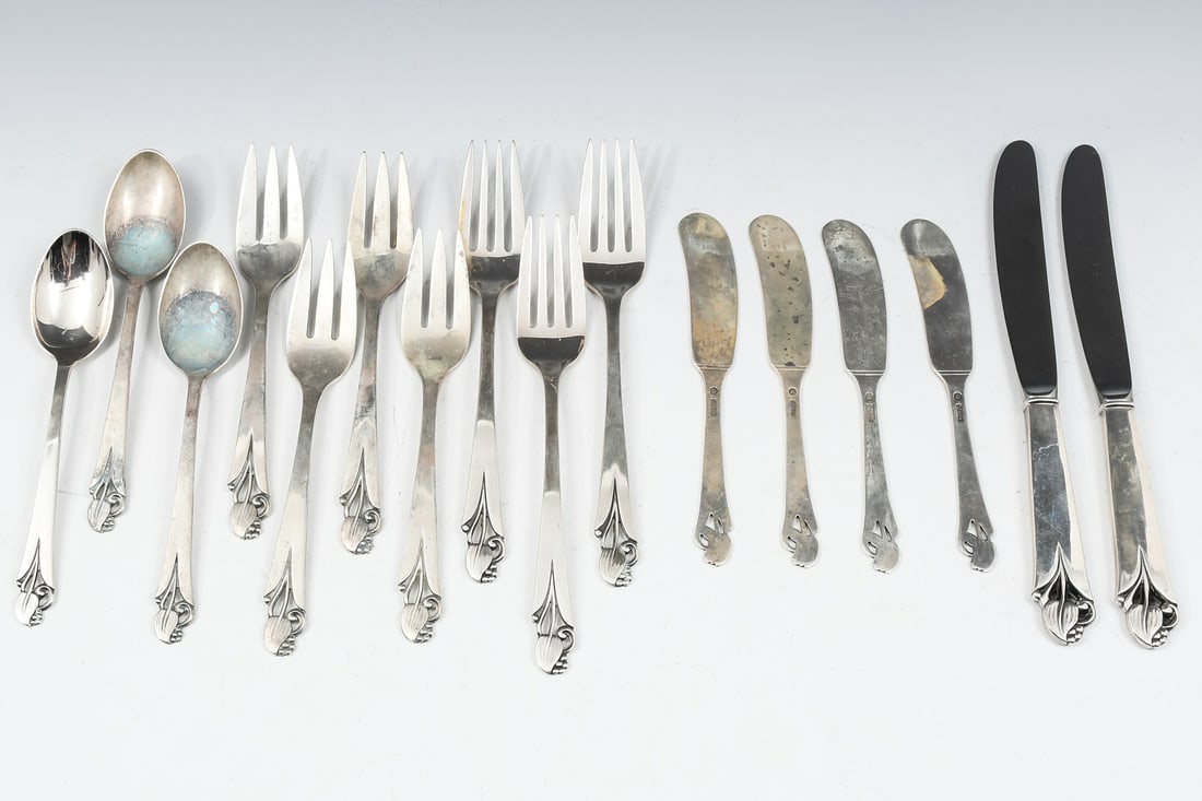 16 PC. FRANK SMITH "WOOD LILY" STERLING FLATWARE: 16 PC. FRANK SMITH "WOODLILY" STERLING FLATWARE: Approx. 17.67 Troy ounces. Comprising; 2- Dinner Knives (8.75" l), 3- Dinner Forks (7.375" l), 4- Salad / Luncheon Forks, 3- Teaspoons, 4- Solid handle