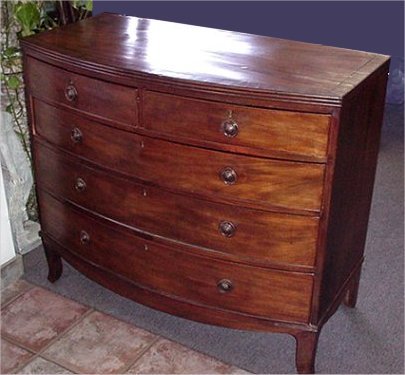 GEORGIAN MAHOGANY BOW FRONT CHEST OF DRAW