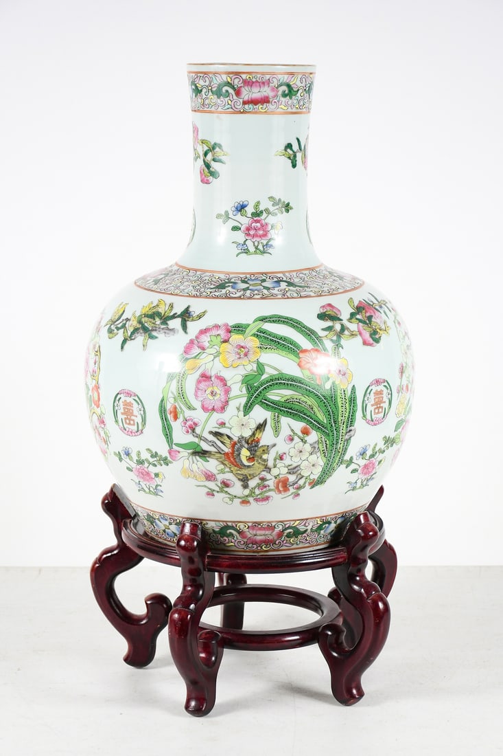 AUSPICIOUS CHINESE FAMILLE ROSE GLOBULAR VASE (1 of 5)