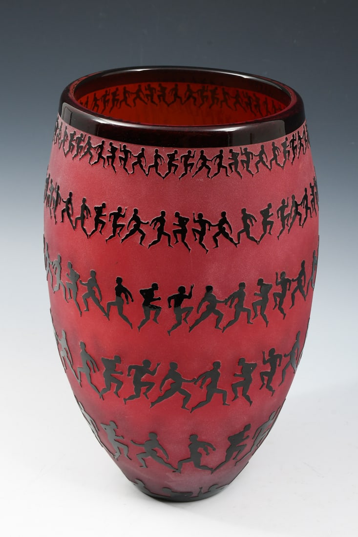 DUNCAN MCCLELLAN “MEN A MORPHIS” ART GLASS VASE: DUNCAN MCCLELLAN “MEN A MORPHIS” ART GLASS VASE: Approximately 12.25” in height.