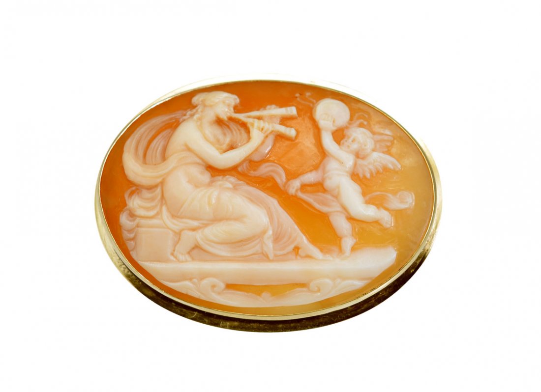 14K GOLD SHELL CAMEO CHERUB & MUSE: SHELL CARVED CUPID & MUSE CAMEO PIN: 14K frame contains one oval shaped cameo depicting a cherub and muse. Bar pin closure. 50.00 x 40.00 mm. Mounting weight: 3.0 grams approx.