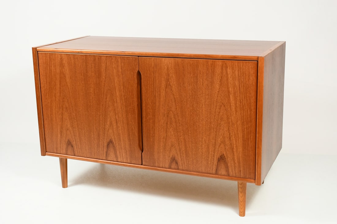 MID-CENTURY MODERN DANISH CREDENZA / SERVER (1 of 6)
