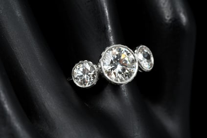 INCREDIBLE PLATINUM 3-STONE DIAMOND RING