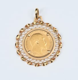 ENGLISH 1907 22K GOLD SOVEREIGN COIN IN 18K BEZEL